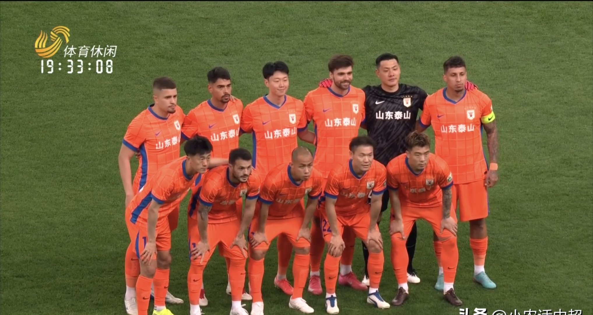 关于泰山金雕队对阵泰山雷霆队，冰球淘汰赛火力全开，门将神扑救主——锋线火力回暖的信息