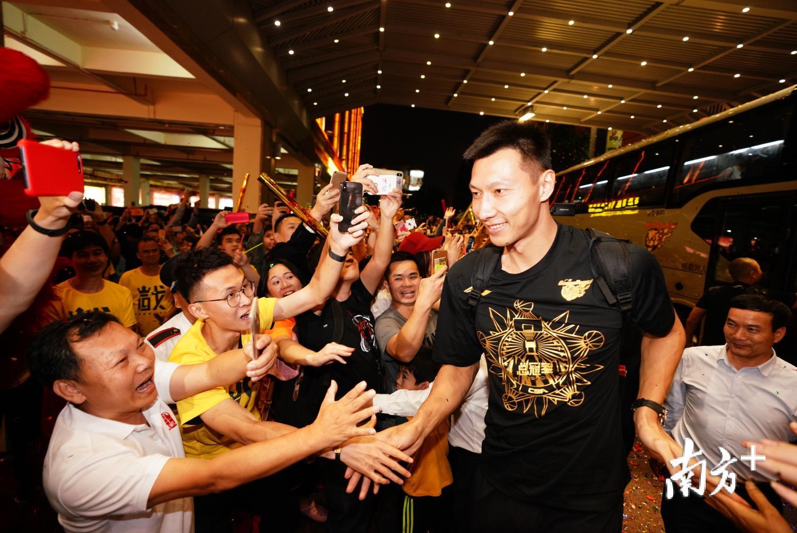 包含广东宏远内部会议纪要流出——赛前临场应变，NBA总决赛使命明确，更衣室氛围转暖的词条